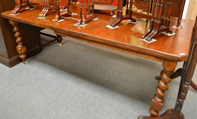 Lot 617 - Wind-out oak dining table