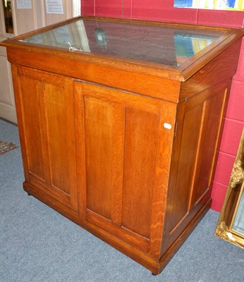 Lot 763 - An oak display case with hinged lid and velvet interior