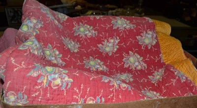 Lot 879 - Red floral and yellow reversible quilt and assorted linen