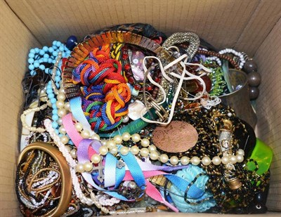 Lot 69 - A quantity of costume jewellery