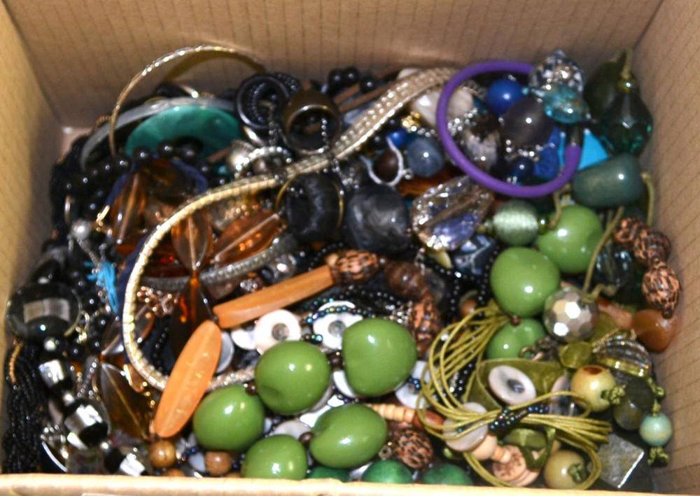 Lot 71 - A quantity of costume jewellery