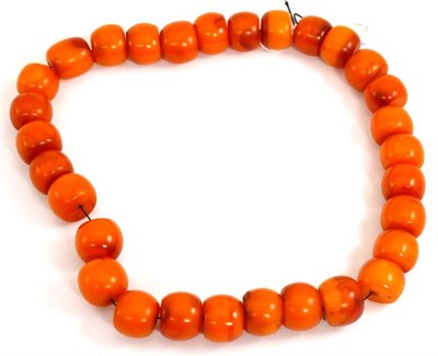Lot 139 - A string of amber beads