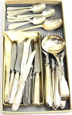 Lot 321 - A tray of silver handled flatware and a quantity of teaspoons