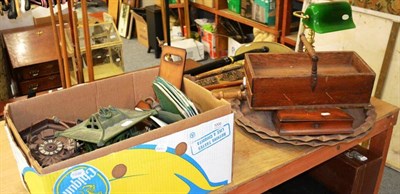 Lot 1000 - * A quantity including copper and brass bed warming pans, brass desk lamp, copper hunting horn, etc