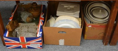 Lot 1020 - * A quantity of glass and decorative ceramics including dinner and tea wares, jelly moulds,...