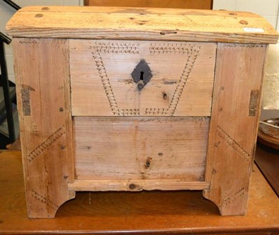 Lot 1039 - Pine dome top trunk