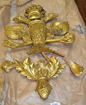 Lot 1080 - * 18th century carved giltwood and gesso carving in the form of two griffins surmounted by a crown