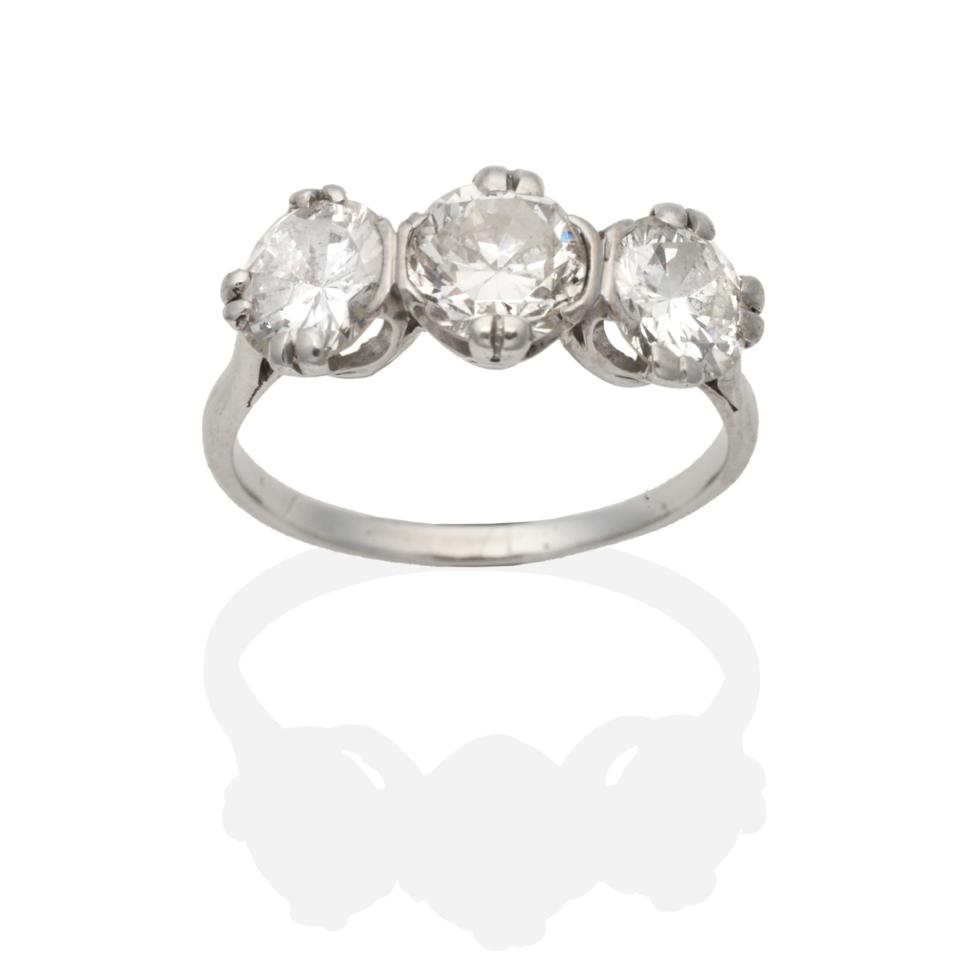 Lot 366 - A Three Stone Diamond Ring, round brilliant