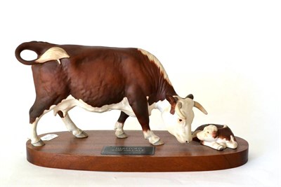 Lot 15 - Beswick Connoisseur Hereford Cow and Calf, model No. A2667/2669, satin matt, on wood plinth
