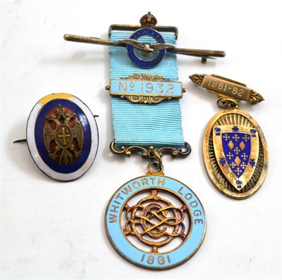 Lot 153 - Silver Whitworth Lodge 1881 No. 1932 jewel, sterling bar brooch, military enamel button and a...