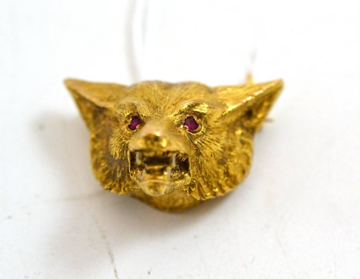 Lot 164 - A 9ct gold fox mask brooch