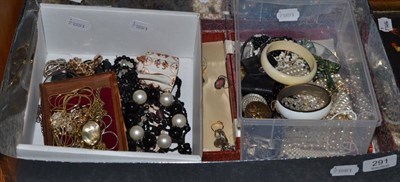 Lot 291 - A quantity of costume jewellery