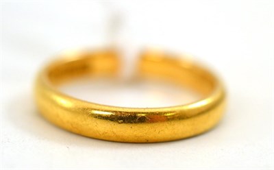 Lot 322 - A 22ct gold ring