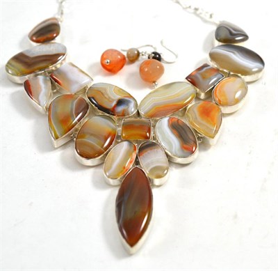 Lot 333 - An agate necklace and pair of earrings