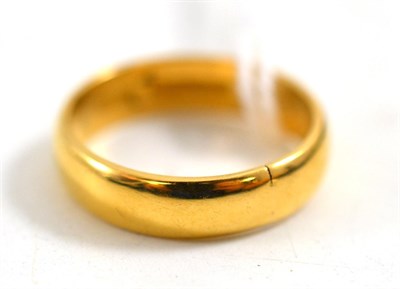 Lot 343 - A 22ct gold ring