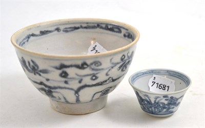 Lot 433 - A Hoi An Hoard 'petal bowl' and a Tau Co Ca Mau shipwreck 'flower spray tea bowl', both with...