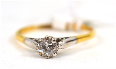 Lot 473 - A diamond solitaire ring