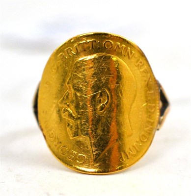 Lot 475 - A bent half sovereign ring