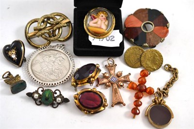 Lot 493 - A small quantity of Victorian and later jewellery including a tortoiseshell pique brooch, stone set