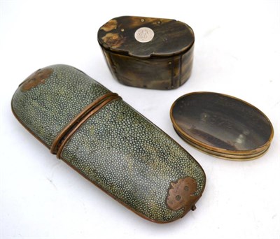 Lot 566 - Two 19th century horn snuff boxes and a shagreen case