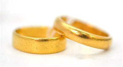 Lot 580 - Two 22ct gold wedding bands