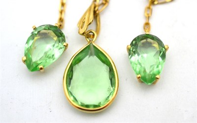 Lot 600 - A figaro link chain stamped '750' and a green pendant with drop earrings en suite