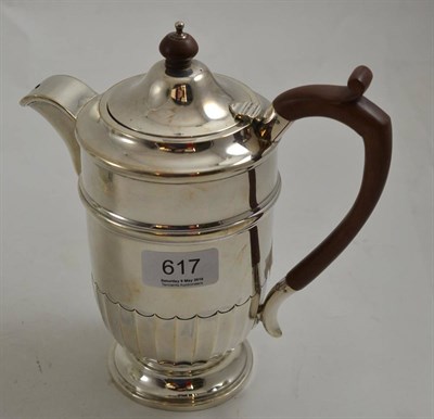 Lot 617 - An early 20th century silver hot water jug