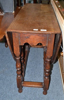 Lot 1037 - An oak gateleg table