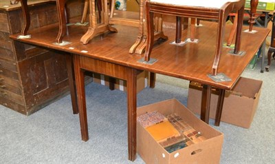 Lot 1048 - Mahogany gate leg table