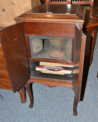 Lot 1056 - Dulcette oak gramophone cabinet with gramophone