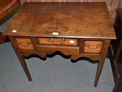 Lot 1430 - An oak lowboy