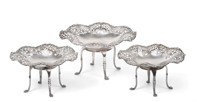 Lot 551 - A Set of Three Edwardian Pierced Silver Comports, Cooper Brothers & Sons, Sheffield 1908, graduated