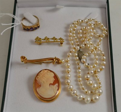 Lot 6 - A 9ct gold amethyst ring, a 9ct gold cameo brooch, two bar brooches and a cultured pearl necklace