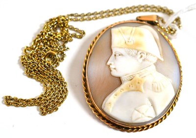 Lot 22 - A cameo pendant carved to depict a military figure (on chain)