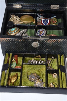 Lot 29 - A jewellery box containing assorted brooches, rings, cased enamelled set of buttons etc