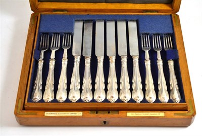 Lot 67 - A set of twelve knives and forks by Goldsmith's London, cased