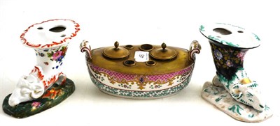 Lot 46 - A Samson of Paris style dish and two Continental porcelain cornucopia vases