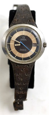 Lot 146 - A stainless steel automatic centre seconds wristwatch, signed Omega, Dynamic