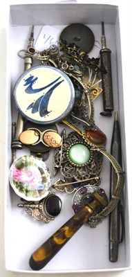 Lot 151 - Silver pens, a hardstone brooch, a 9ct gold brooch and assorted jewellery