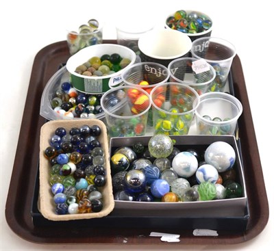 Lot 181 - A quantity of vintage marbles