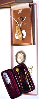 Lot 359 - Victorian and Edwardian jewellery including a 9ct gold and amethyst ring, cameo brooch, 9ct...