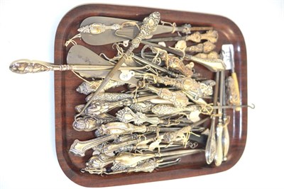 Lot 371 - Quantity of assorted silver mounted button hooks, shoe horns and other items (some a.f.)