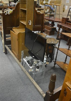 Lot 531 - A mahogany three quarter size bed (one finial missing)