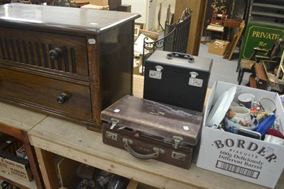 Lot 559 - Oak chest, Singer sewing machine, Victorian oil lamp, costume jewellery, plates etc