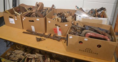 Lot 610 - Quantity of woodworking and other tools including table clamps (in five boxes)