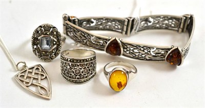 Lot 14 - An amber set zoomorphic bracelet, an amber ring, other rings and jewellery