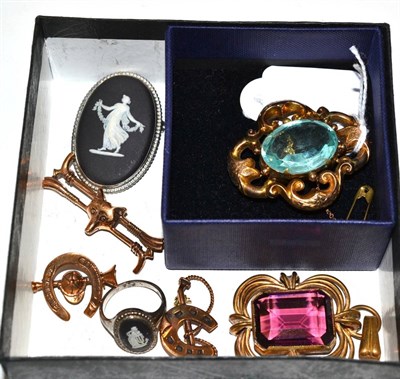 Lot 37 - Two pinchbeck brooches and other jewellery