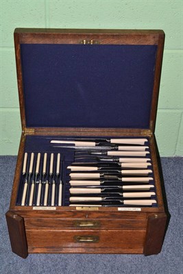 Lot 111 - Canteen of Goldsmiths & Silversmiths plated Hanoverian pattern cutlery in an oak box