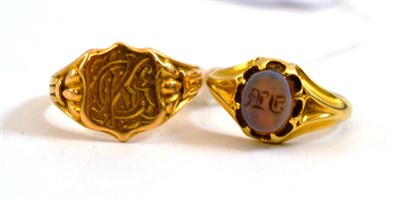 Lot 273 - An 18ct gold signet ring and a seal ring (2)