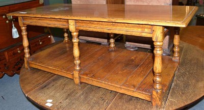 Lot 557 - An oak coffee table